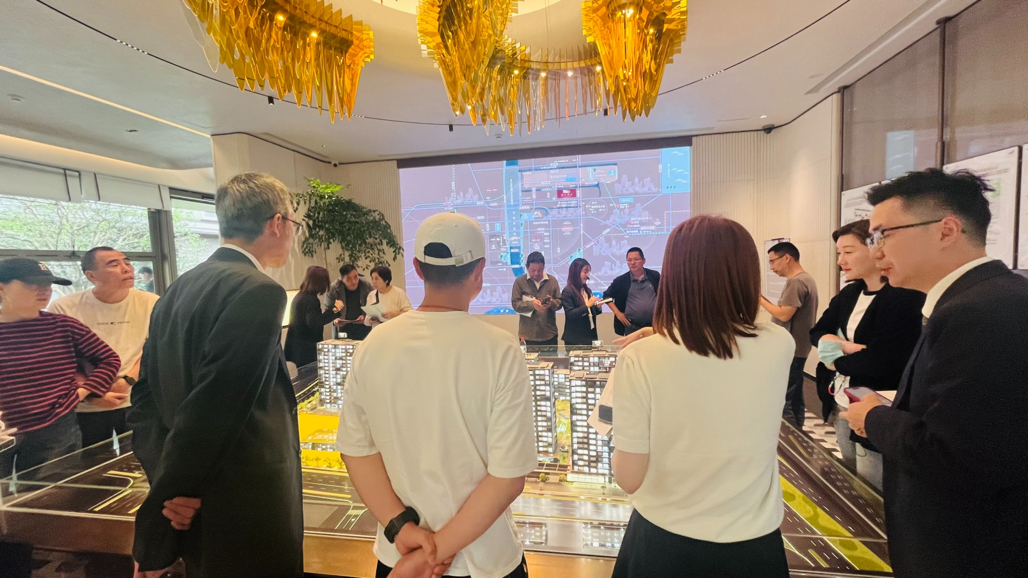 开云网站：杭州房产新政引发购房咨询“井喷”分析师预测二手房库存将增加(图3)