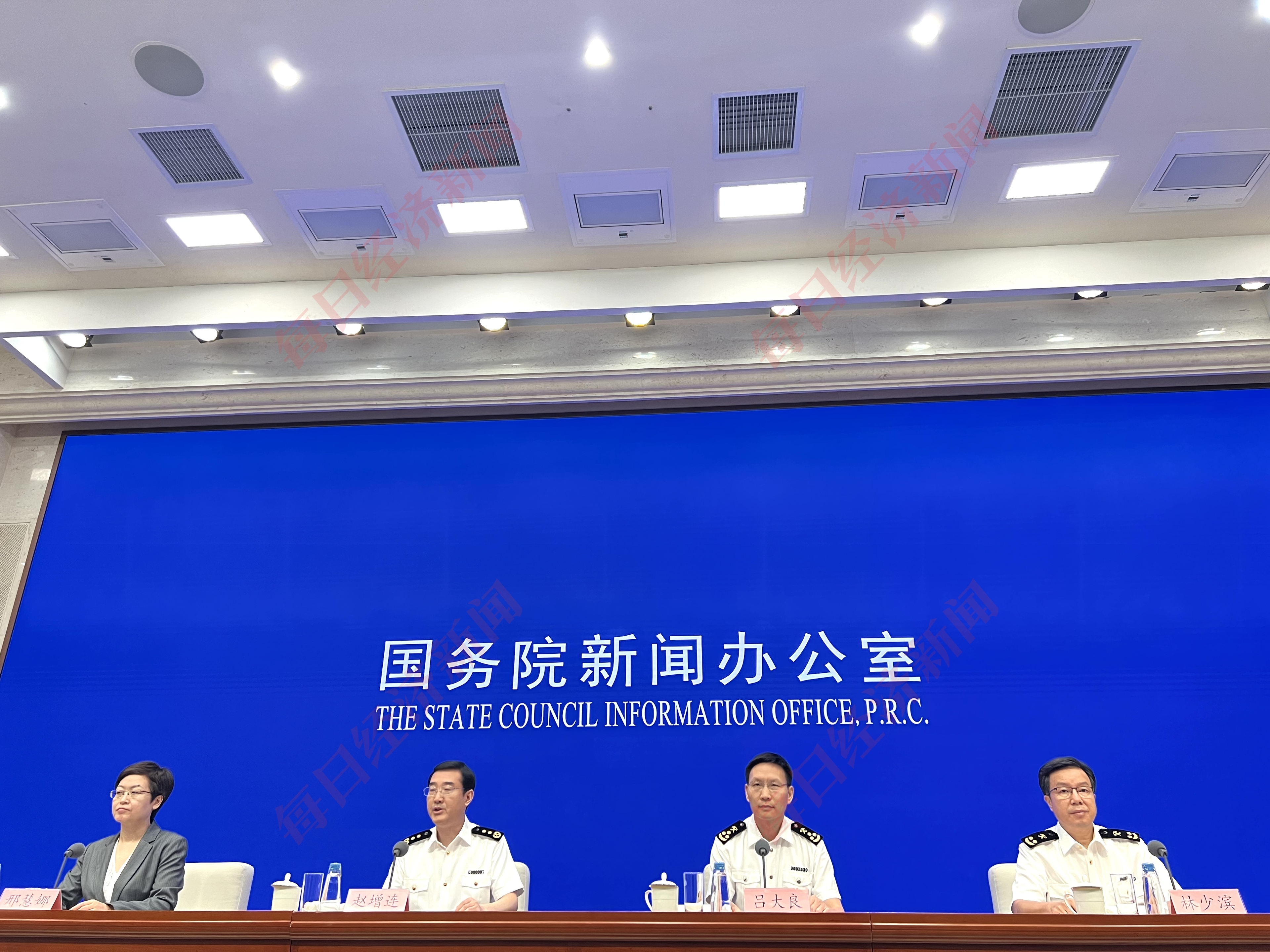 开云网站：上半年全国海关监管进出口货物273亿吨征收税款105万亿元检出不合格食品商品3万余批(图1)