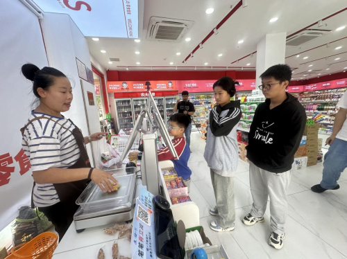 开云网站：这家怡佳仁零食店代理品牌凭什么能吸引这么多人？(图2)