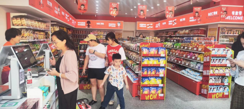 开云网站：这家怡佳仁零食店代理品牌凭什么能吸引这么多人？(图3)