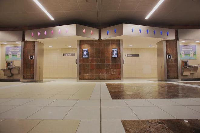 开云网站:惊了!只因在机场厕所呆了1个小时中国女留学生竟被吊销签证(图2)