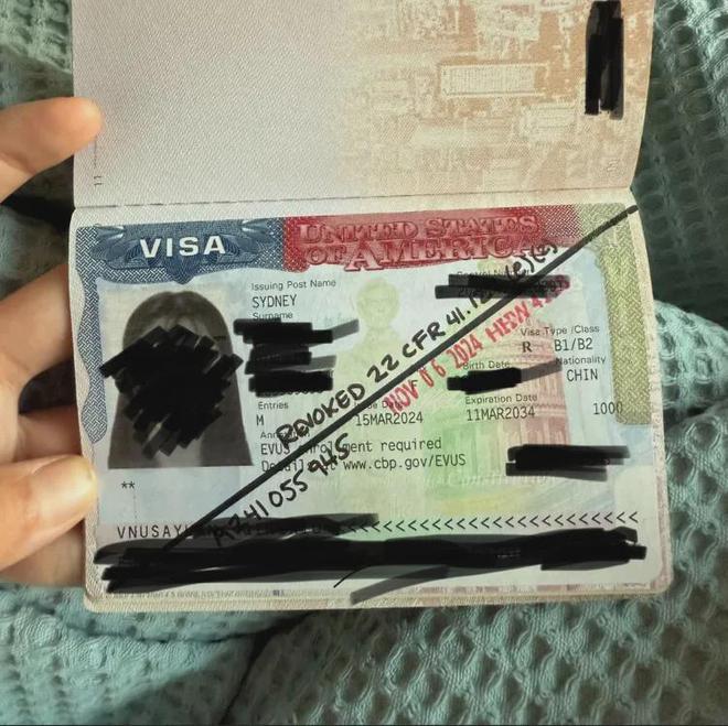 开云网站:惊了!只因在机场厕所呆了1个小时中国女留学生竟被吊销签证(图3)