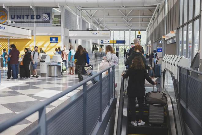 开云网站:惊了!只因在机场厕所呆了1个小时中国女留学生竟被吊销签证(图13)