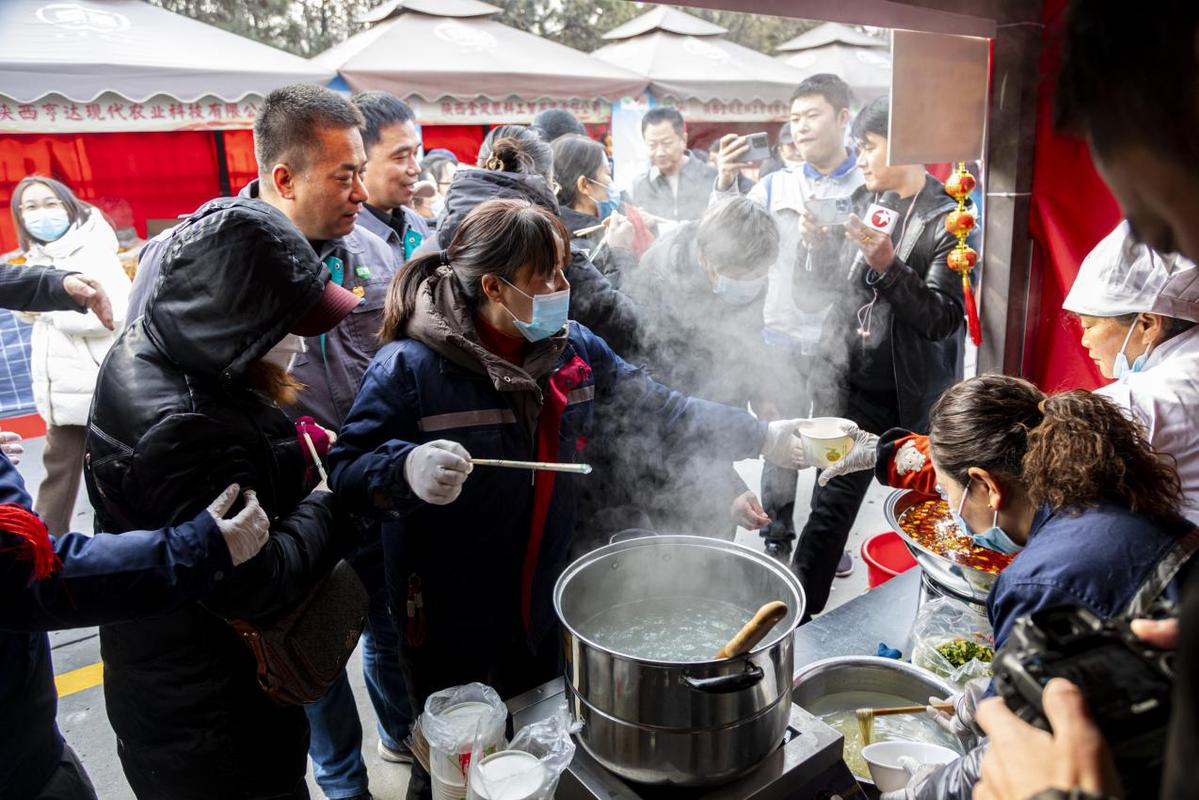 Kaiyun中国：年货门到门：首趟中欧年货班列抵达西安让春节更有国际范(图2)