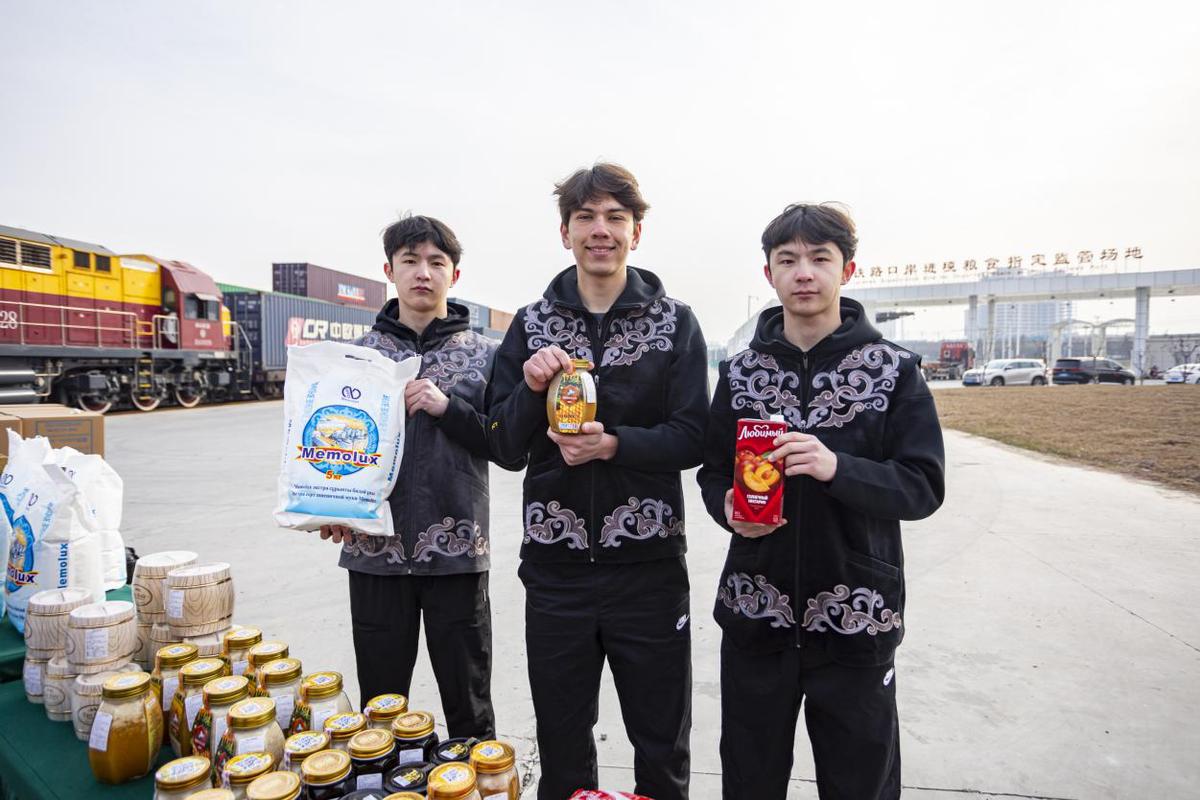 Kaiyun中国：年货门到门：首趟中欧年货班列抵达西安让春节更有国际范(图3)