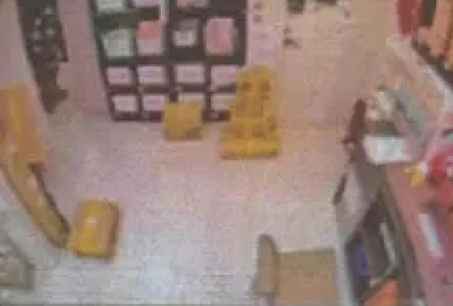 Kaiyun中国：仓库管理员夹带几百瓶香水出库开网店出售狂捞64万余元(图2)