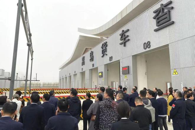 开云网站：从货车到旅客一场高效通关的极限挑战！(图1)