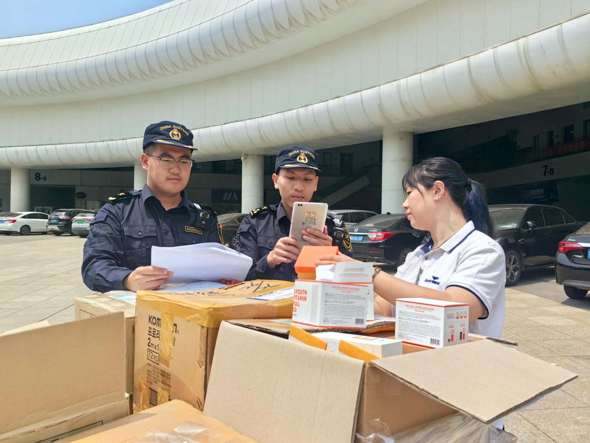 开云网站：第五届消博会首批进境展品通关