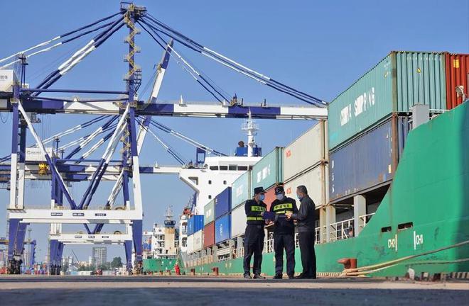 开云网站：中国近三年外贸进出口额：22年42万亿23年41万亿24年是多少(图3)