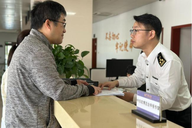 开云网站：宁波：中国—中东欧国家博览会入境展品通关首批展品顺利抵港(图2)