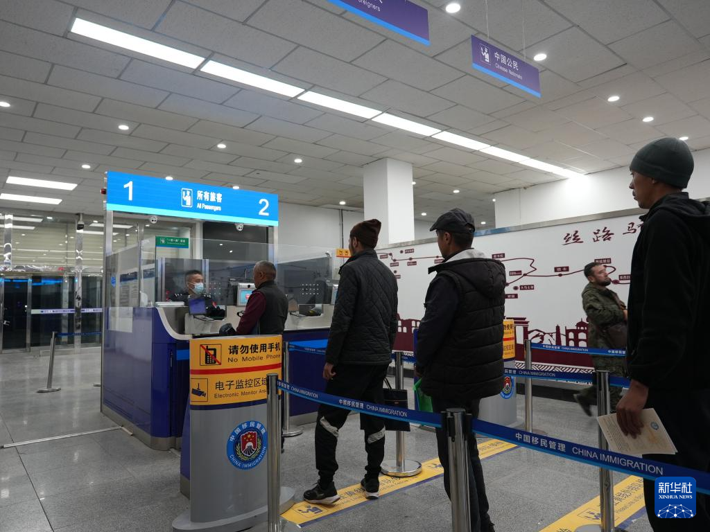 开云网站：新疆伊尔克什坦口岸试行全时段货运通关(图3)