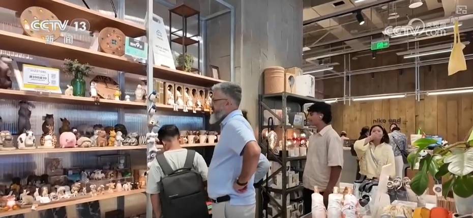 Kaiyun中国：国货潮品、国产智能产品……必购品！外国游客畅享“即买即退”快乐“买买买”(图11)