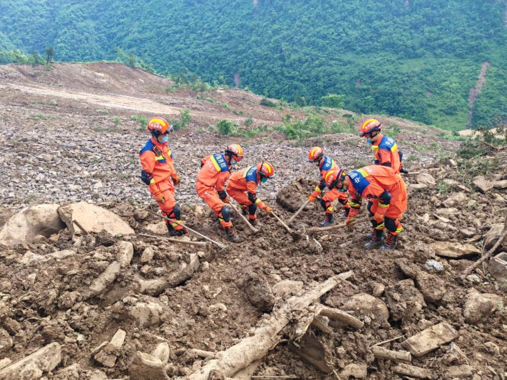 开云网站：生命至上全力救援——贵州大方县果瓦乡山体滑坡现场直击(图1)