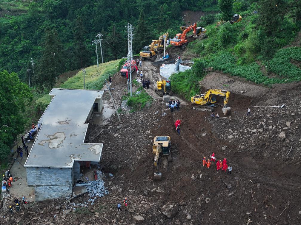 开云网站：生命至上全力救援——贵州大方县果瓦乡山体滑坡现场直击(图2)