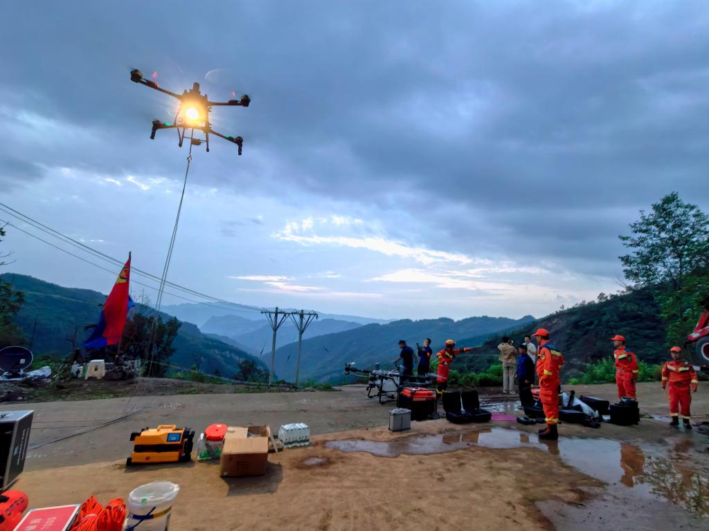 开云网站：生命至上全力救援——贵州大方县果瓦乡山体滑坡现场直击(图4)