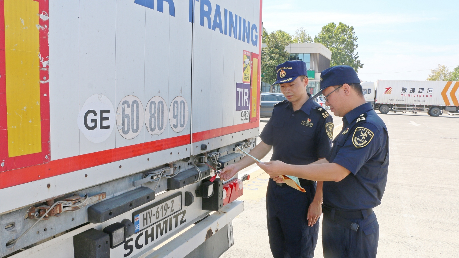 开云网站：从郑州出发到上合组织其他国家“中国制造”有几种出国方式？(图3)