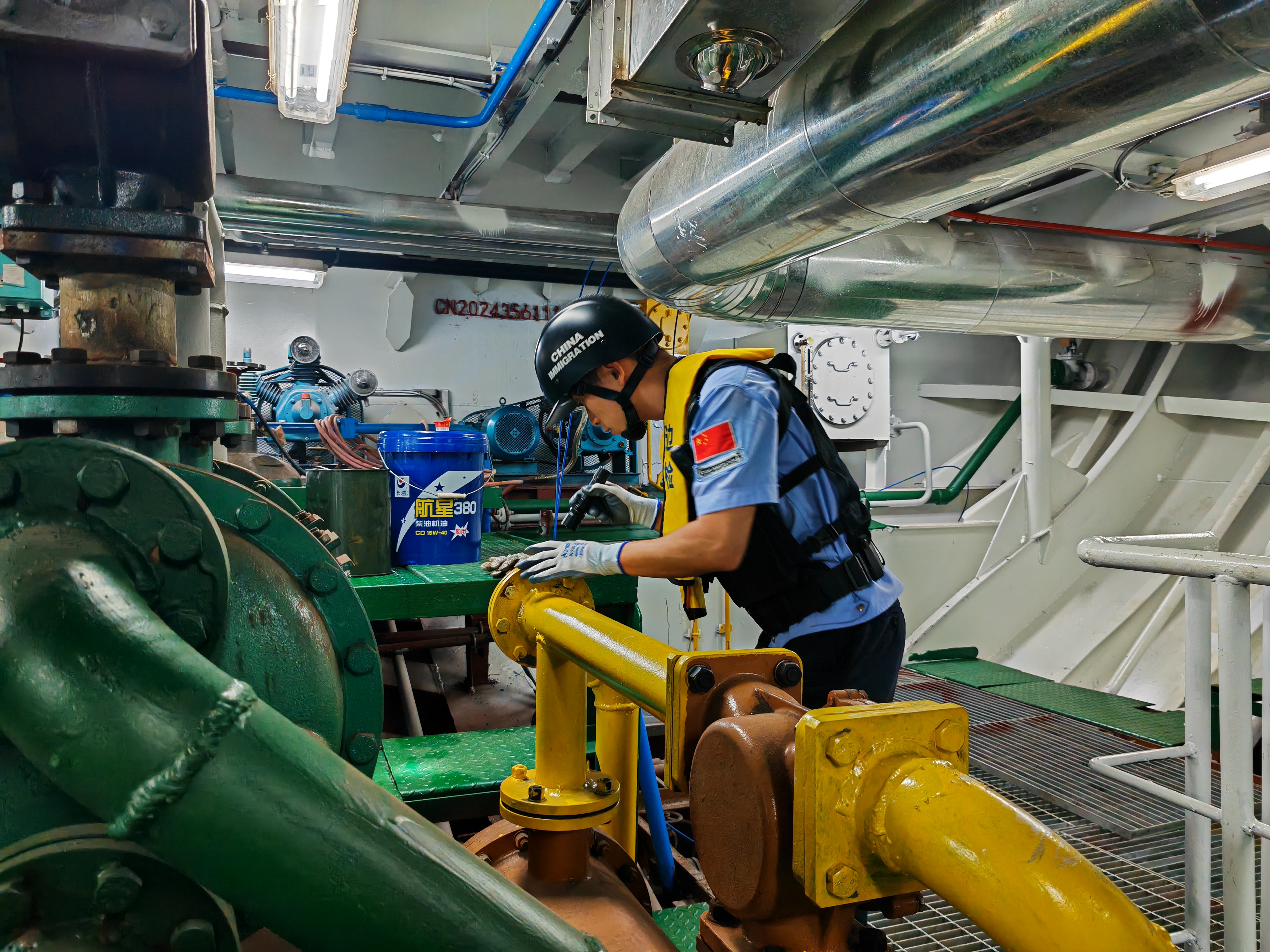 开云网站:池州边检站助力口岸新造船舶火热出口(图2)