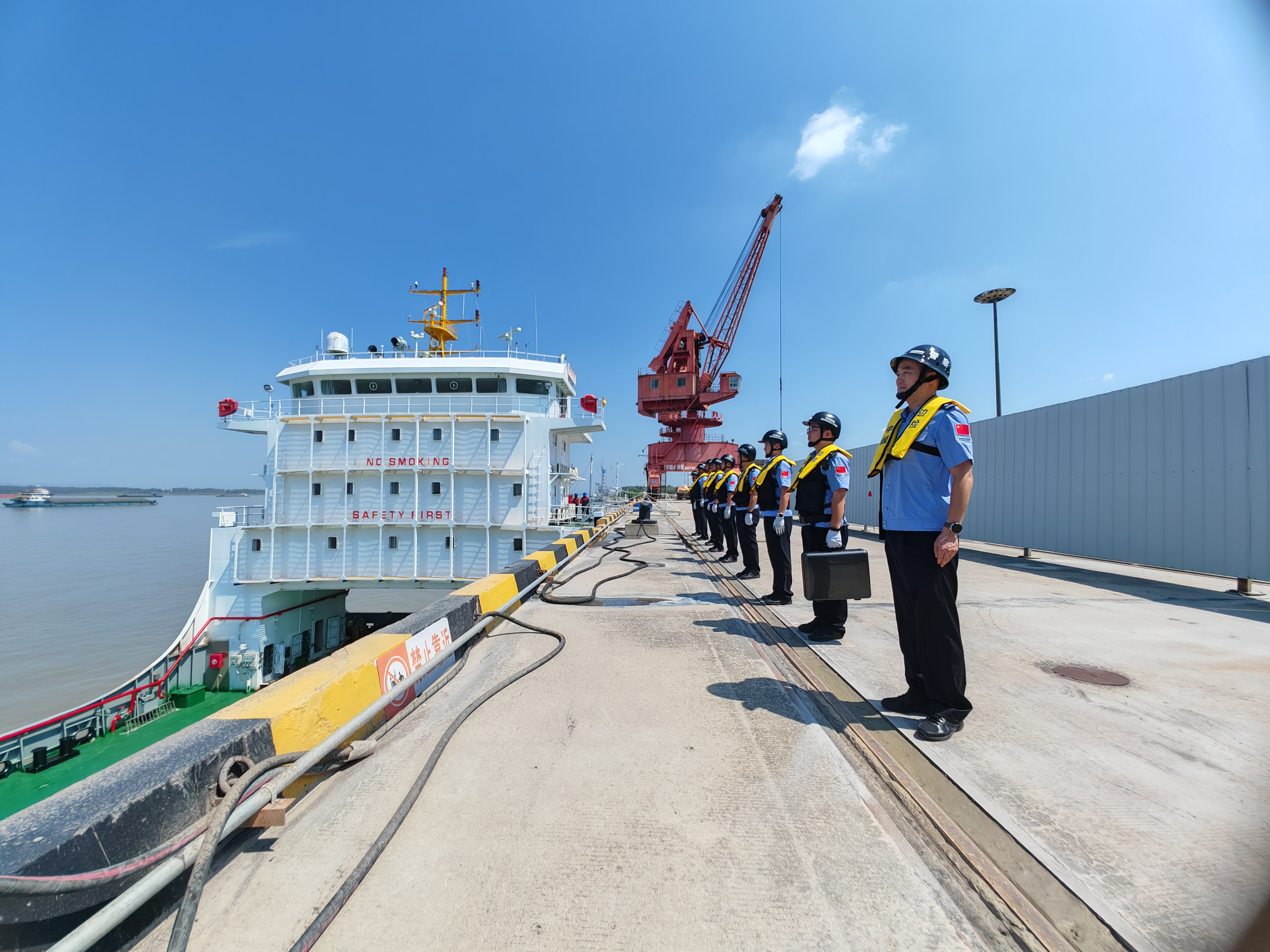 开云网站：池州边检站助力口岸新造船舶火热出口