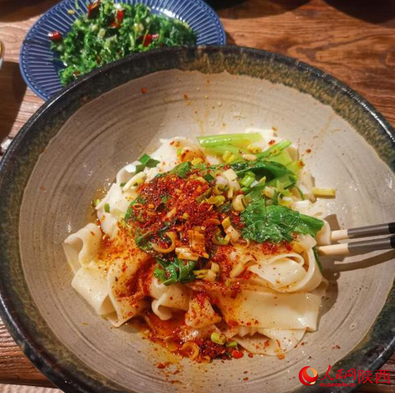 开云网站：一碗面看见西安“外向”的心(图1)