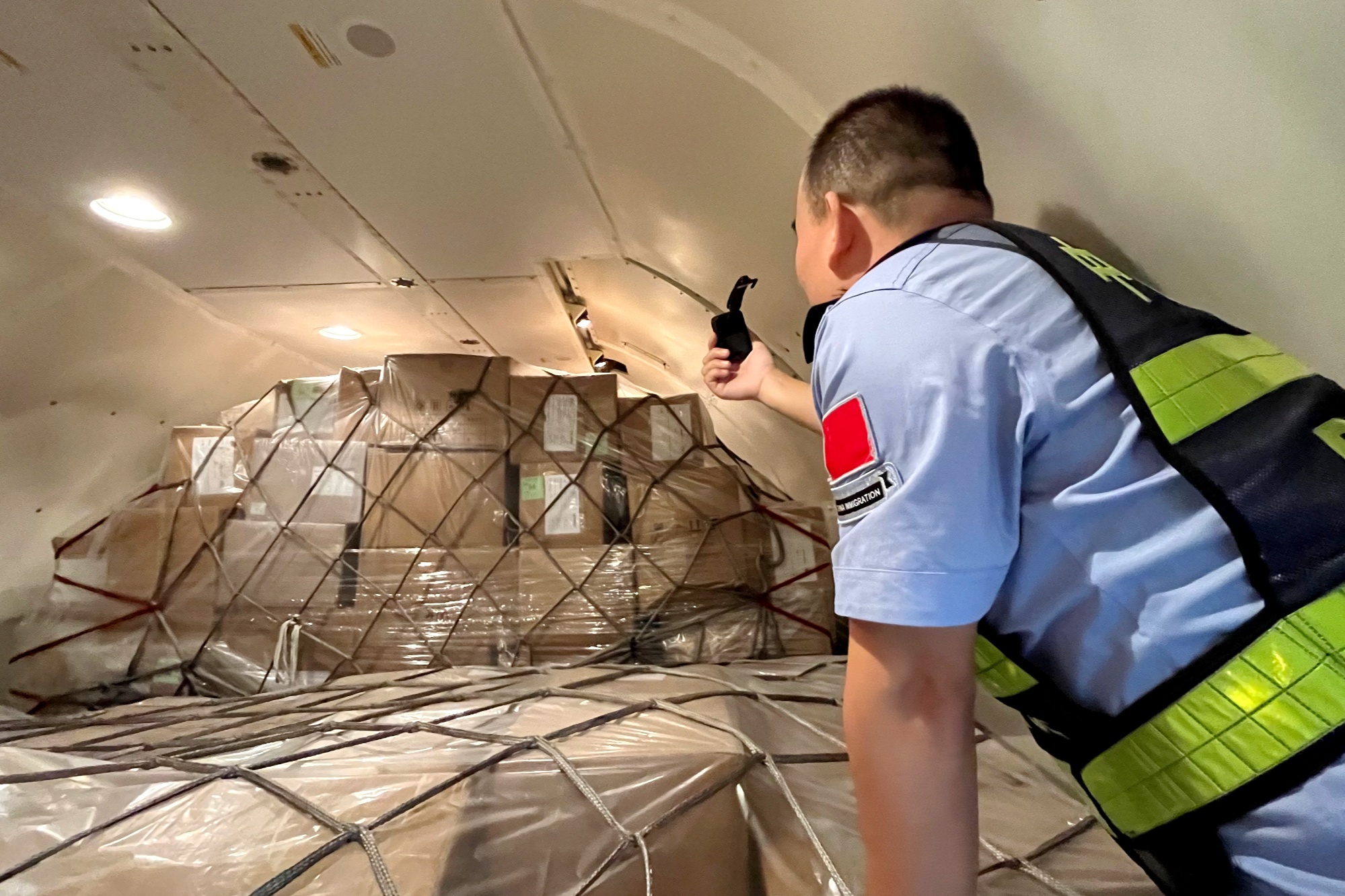 Kaiyun中国：济南出入境边防检查站助力外贸保稳提质(图2)