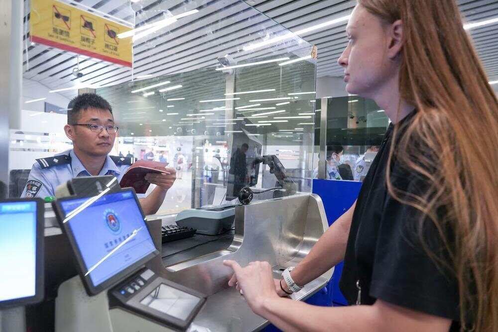 Kaiyun中国:国庆中秋跨境游火爆广州白云机场口岸提前突破年度1300万人次大关