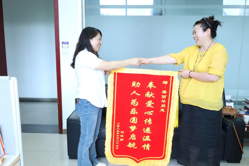 Kaiyun中国:“党员红”守护“市井烟火”