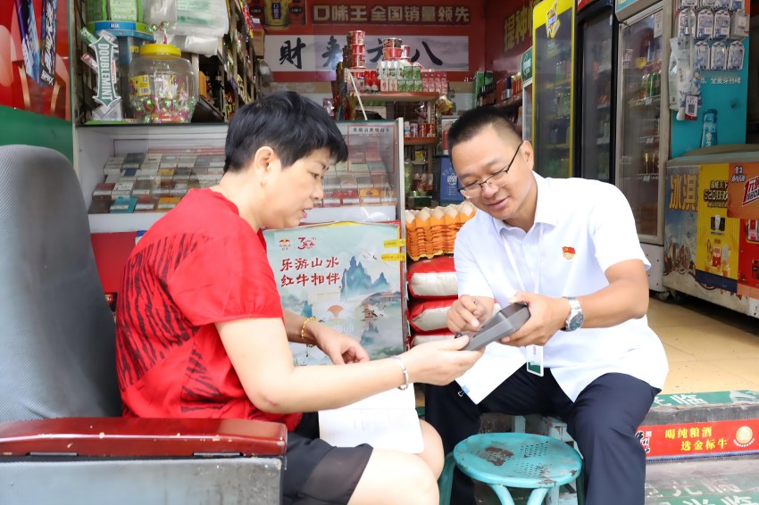 Kaiyun中国：“党员红”守护“市井烟火”(图3)