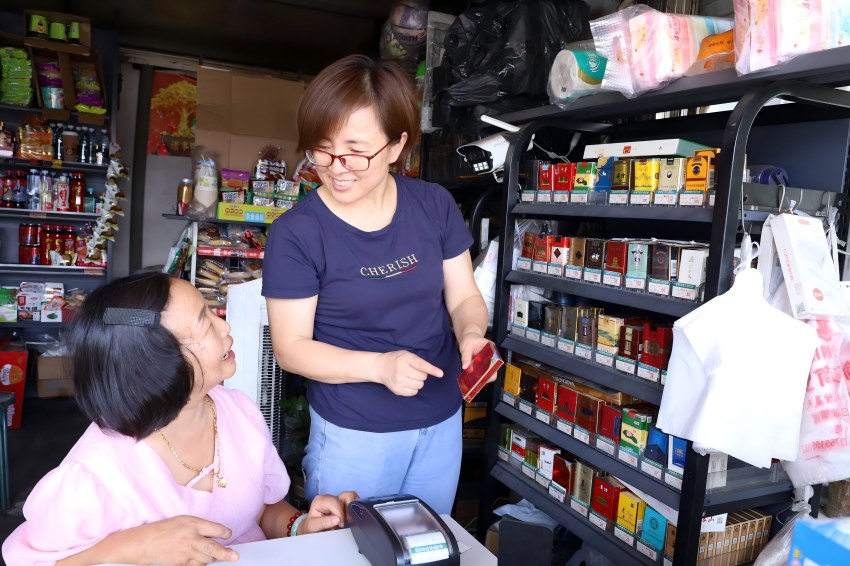 Kaiyun中国：“党员红”守护“市井烟火”(图2)