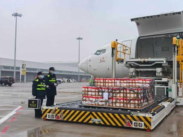 Kaiyun中国：鄂州花湖机场前10月跨境快件破百万件海关创新赋能“秒级通关”(图2)