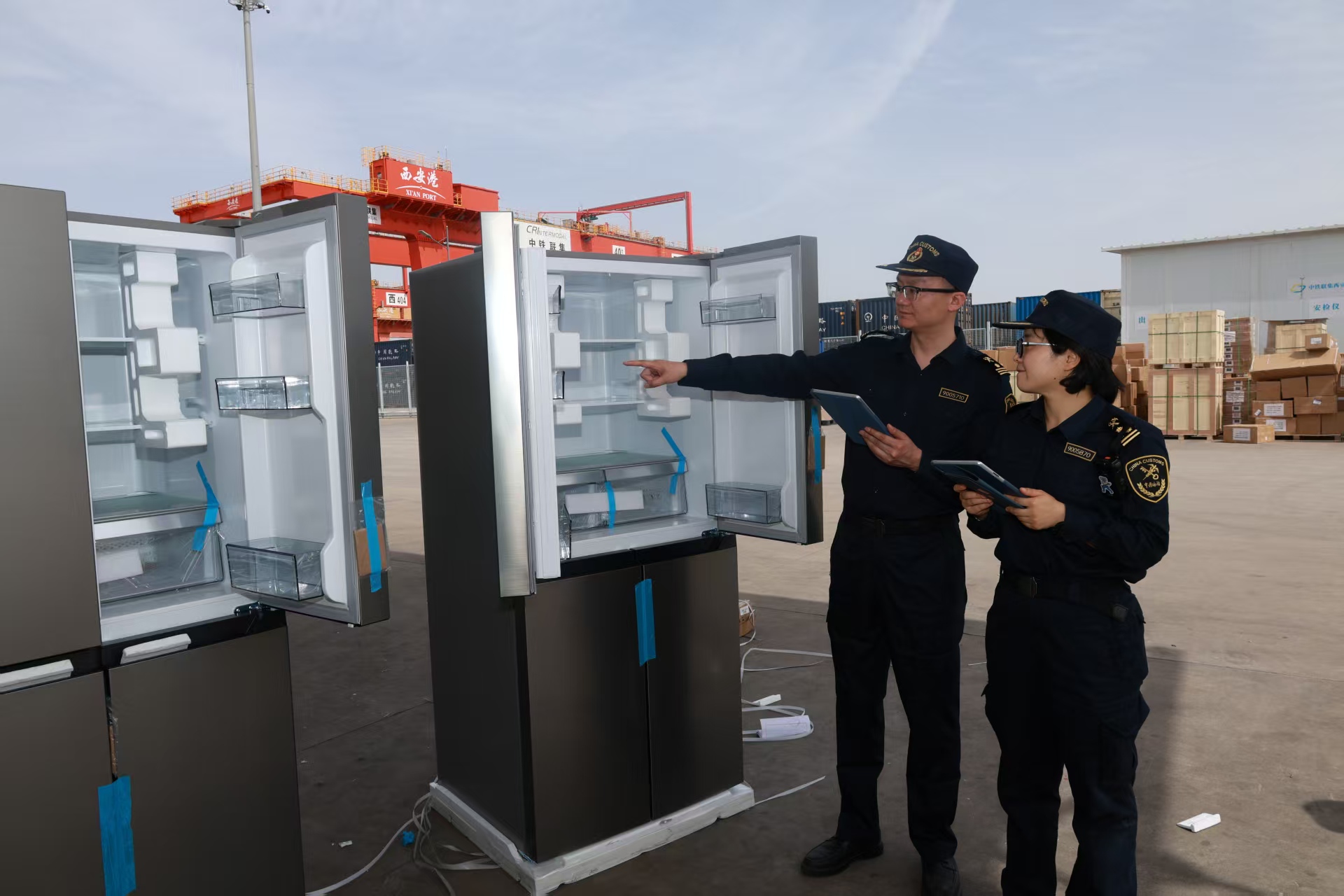 开云网站：“铁”对“铁”心“联”心(图2)