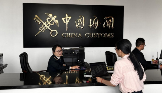 开云网站：海南自贸港全岛封关运作启动澄迈马村港区首批货物高效通关(图2)