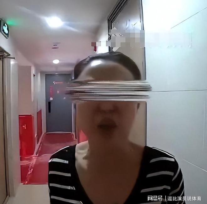 开云网站：监控曝光后砍门怪邻事件当事人发声介入调查或追责原房东(图5)