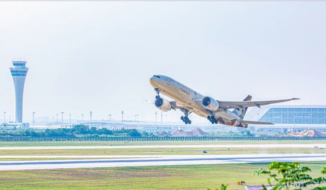 开云网站：翼展宏图行稳致远鄂州花湖国际机场2025年发展纪实(图1)