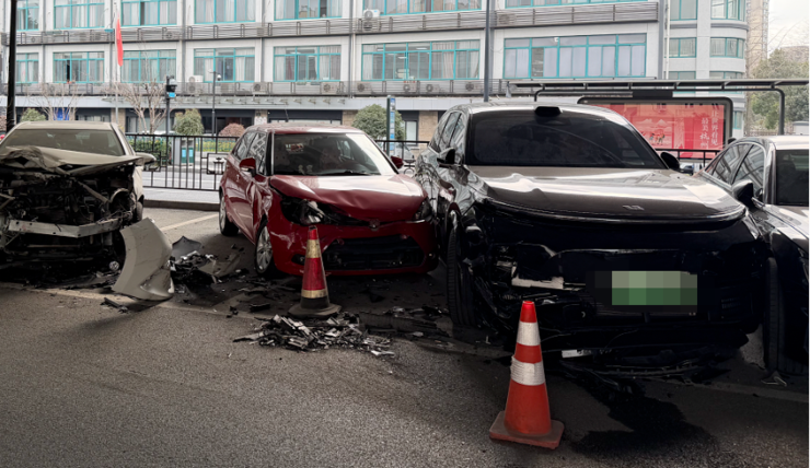 开云网站:突发!薪资谈判破裂芯片巨头89万人要罢工;养龙虾的第一批受害者出现了!OpenClaw给装惨用户自动转了笔钱;腾讯回应收视率造假(图8)