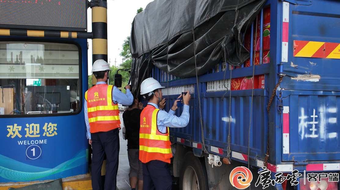 开云网站:30秒内可过!进出口鲜活农产品在广西享受“免开箱”查验(图2)