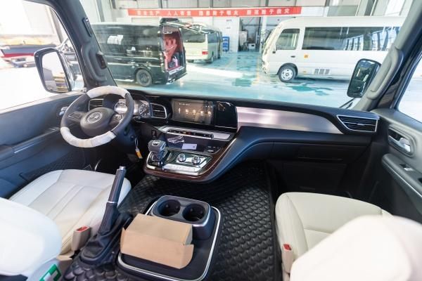 开云网站:秦皇岛红旗国悦4S店12座现车分期免息优惠政策(图3)